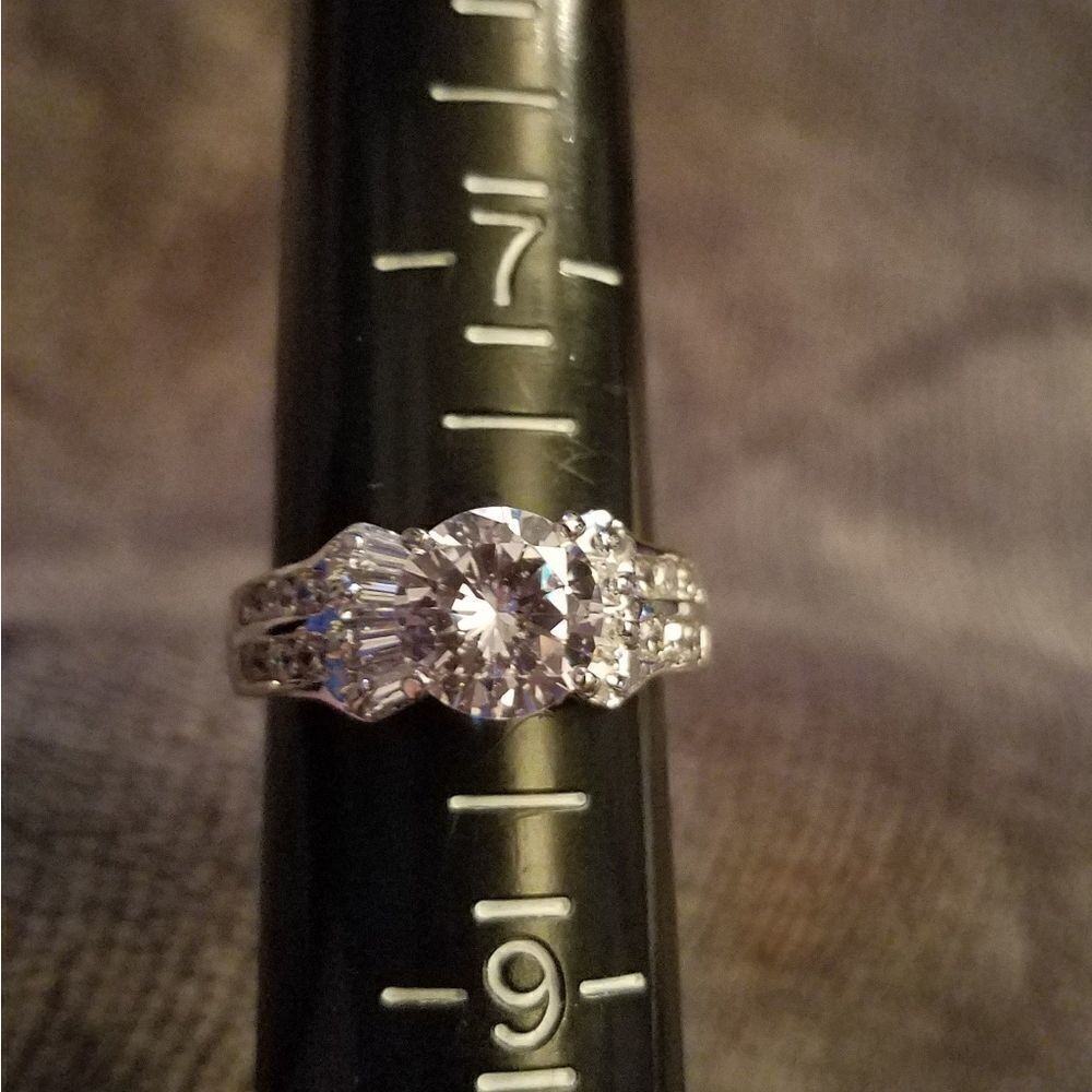 Size 8 ring with stud earrings‎ - Picture 2 of 8